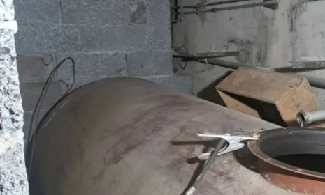 Cuve à fioul en cave avec l'outillage de nettoyage, cuve de 3 000 litres
