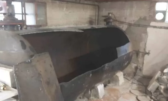 Découpe d'une cuve à fioul en cave lors d'une dépose financée par les aides